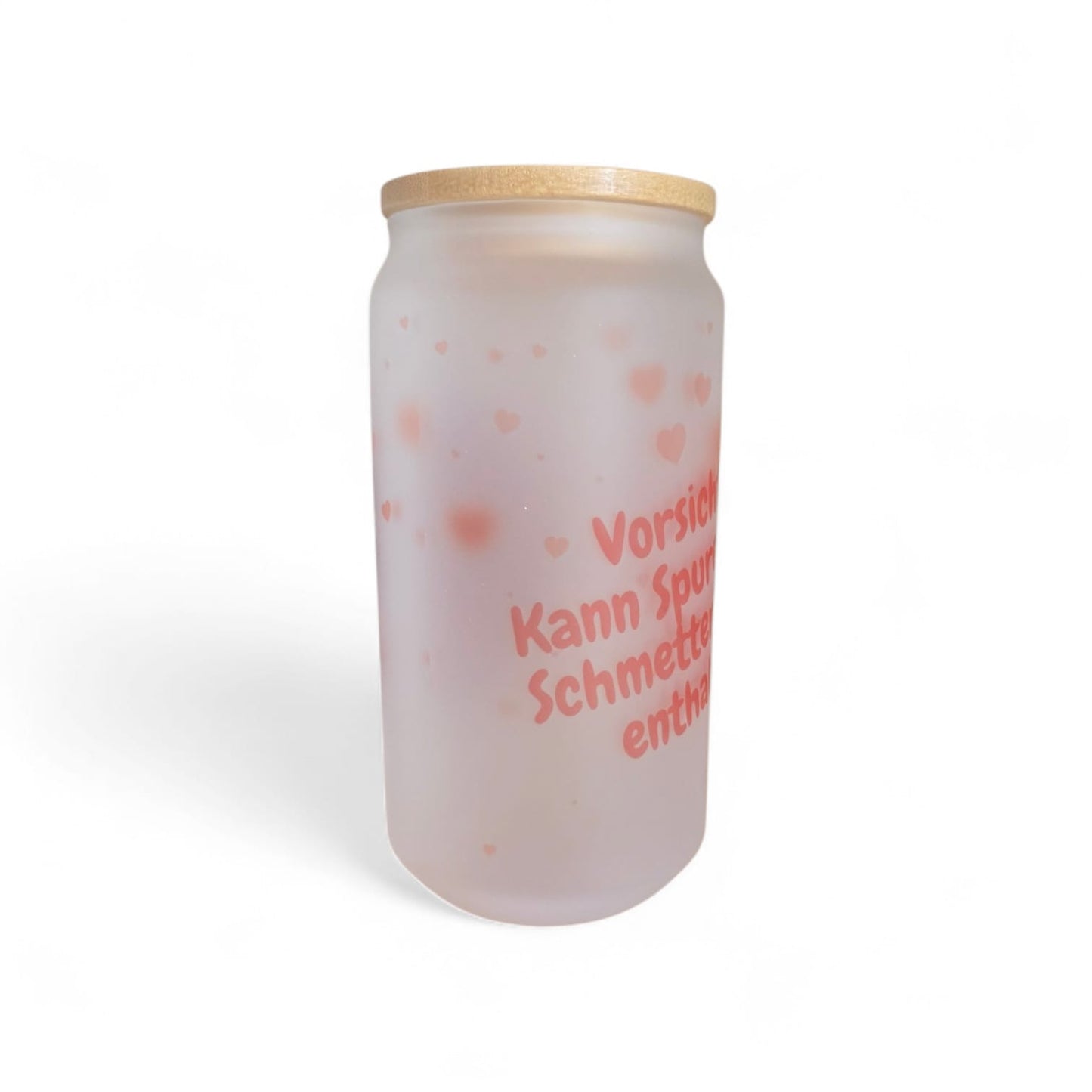 Ein mattiertes Glas mit Bambusdeckel, verziert mit einem zarten Motiv aus Herzen, Rosen und einem Papierflieger im Design „Schmetterlingsmomente“.