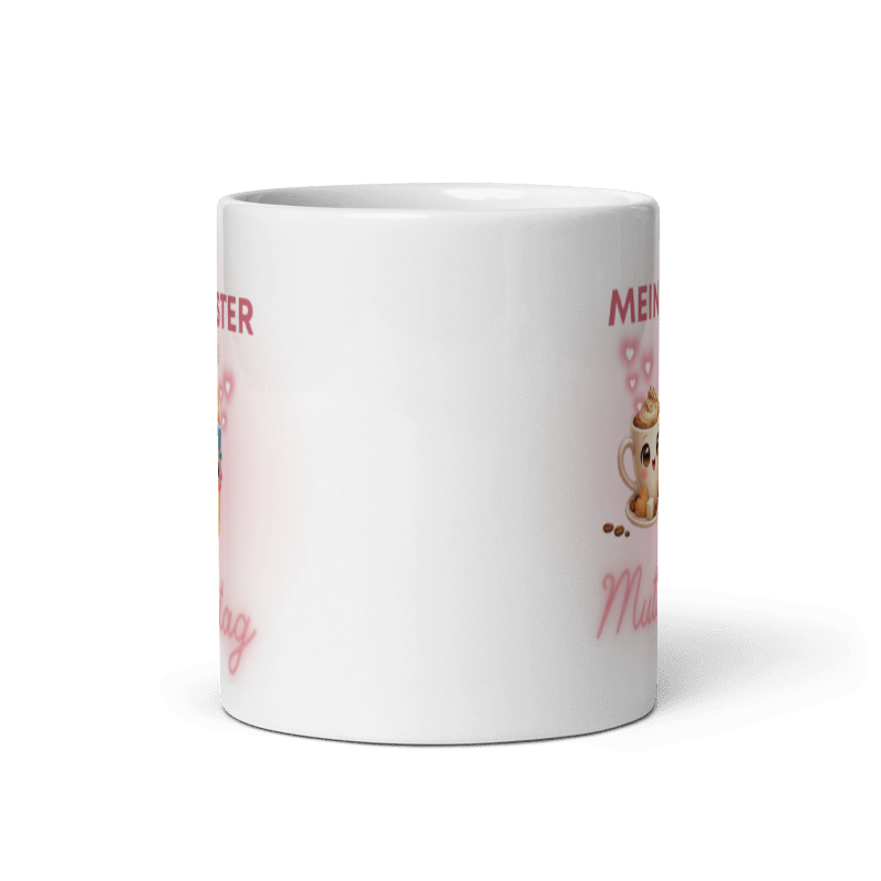 Frontansicht einer weißen Keramiktasse mit dem umlaufenden Design Mein erster Muttertag, das eine Kaffeetasse und ein Babyfläschchen mit Herzchen zeigt.