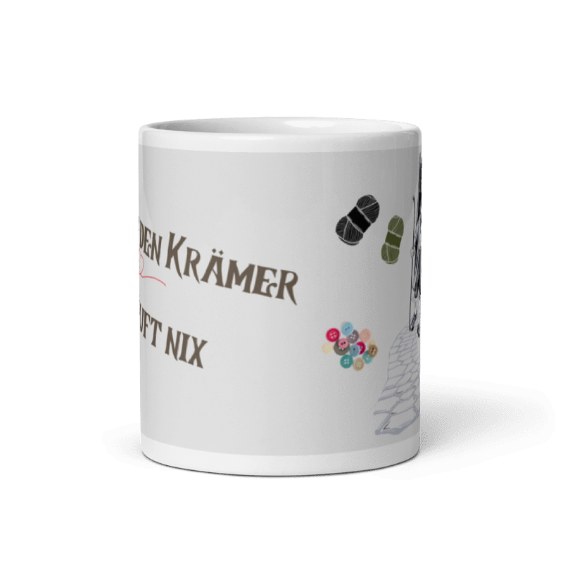 Tasse mit Spruch “Ohne den Krämer läuft nix”, Motiv: alter Krämer mit Wanderstock, Nadel und Faden, Wollknäuel, Schere und Knöpfe- frontansicht