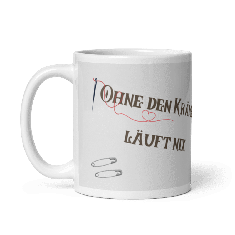 Tasse mit Spruch “Ohne den Krämer läuft nix”, Motiv: alter Krämer mit Wanderstock, Nadel und Faden, Wollknäuel, Schere und Knöpfe links henkel