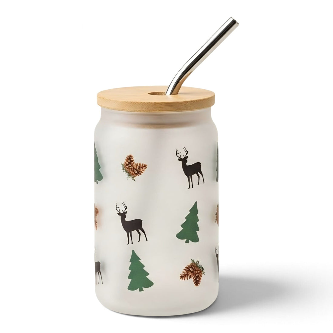 Mattes Dosen-Trinkglas mit Winterwald-Motiv aus Hirschen, Tannenbäumen und Tannenzapfen, mit Bambusdeckel und Metalltrinkhalm