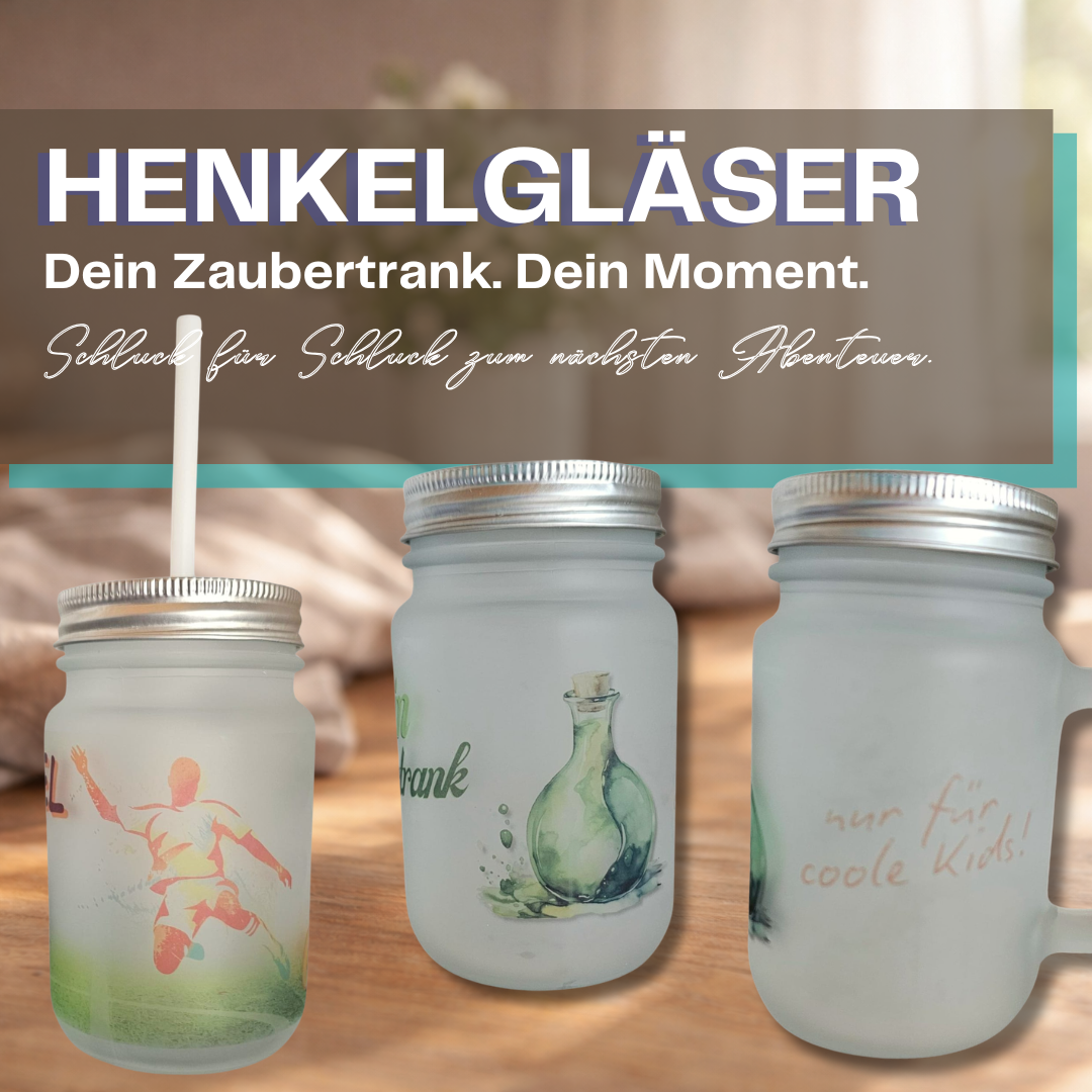 Kindgerechtes Henkelglas mit Deckel und Trinkhalm. Das Glas zeigt ein farbenfrohes Motiv und bietet dank des Henkels sicheren Halt für kleine Hände. Perfekt für Kaba, Säfte oder Kakao.