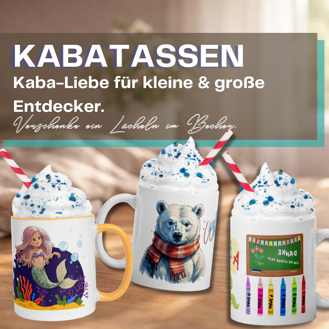 Drei dekorierte Kabatassen mit Meerjungfrau-, Eisbär- und Schul-Motiv, gefüllt mit Schlagsahne und bunten Trinkhalmen.