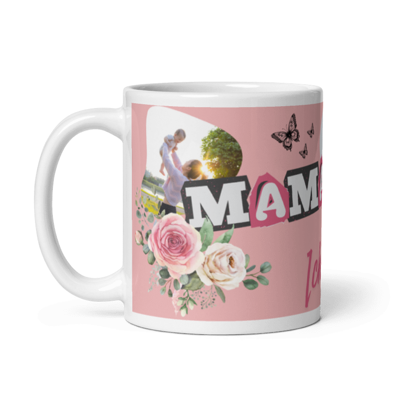 Seitenansicht einer weißen Fototasse für Mamas mit sichtbarem Henkel links, einem Herz-Foto-Ausschnitt, Schmetterlingen und rosafarbenen Blumen-Illustrationen auf rosa Hintergrund.