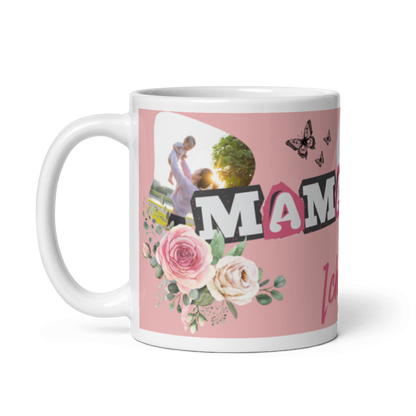 Seitenansicht einer weißen Fototasse für Mamas mit sichtbarem Henkel links, einem Herz-Foto-Ausschnitt, Schmetterlingen und rosafarbenen Blumen-Illustrationen auf rosa Hintergrund.