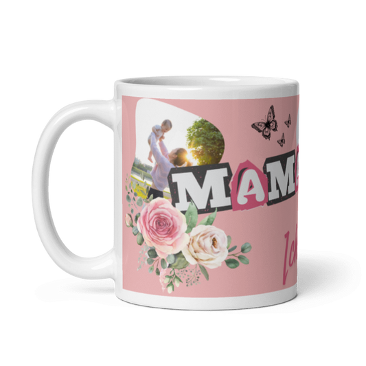 Seitenansicht einer weißen Fototasse für Mamas mit sichtbarem Henkel links, einem Herz-Foto-Ausschnitt, Schmetterlingen und rosafarbenen Blumen-Illustrationen auf rosa Hintergrund.