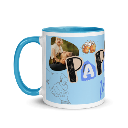Hellblaue Kaffeetasse von Schlucksachen mit Henkel links und Innenseite in Hellblau, personalisierbar mit 4 Fotos und dem Text „Papa, ich liebe dich“.