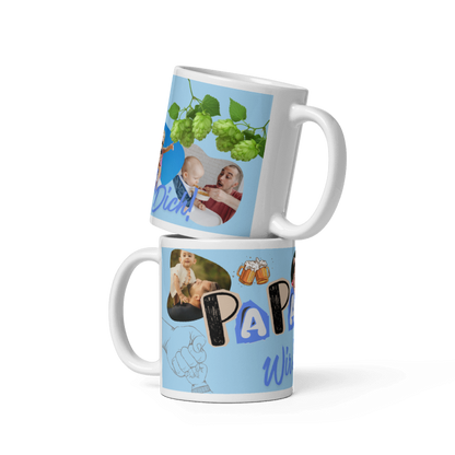 Zwei übereinander gestapelte weiße Fototassen für Papa mit hellblauem Hintergrund-Design, Hopfen-Illustrationen, Biergläsern und personalisierten Fotos von Vater und Kind.