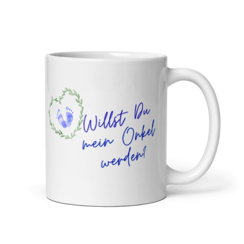 Seitenansicht einer weißen Tasse mit Henkel rechts, bedruckt mit dem blauen Spruch „Willst Du mein Onkel werden?“ und einem kleinen Blätterherz mit Babyfüßen.
