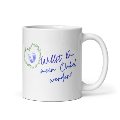 Seitenansicht einer weißen Tasse mit Henkel rechts, bedruckt mit dem blauen Spruch „Willst Du mein Onkel werden?“ und einem kleinen Blätterherz mit Babyfüßen.