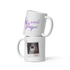 Zwei weiße Kaffeetassen übereinander gestapelt: Die obere zeigt den geschwungenen, blau-violetten Schriftzug „Du wirst Papa!“, die untere ein echtes Ultraschallbild im Polaroid-Design mit kleinen rosa Herzen und der Aufschrift „Loading...“.