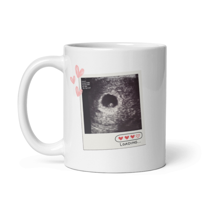 Rückansicht einer personalisierten Tasse mit einem Ultraschallbild im Polaroid-Stil, rosa Herzen und der Aufschrift „Loading...“ mit einer Herz-Ladeleiste.