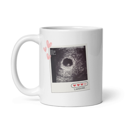 Rückansicht einer personalisierten Tasse mit einem Ultraschallbild im Polaroid-Stil, rosa Herzen und der Aufschrift „Loading...“ mit einer Herz-Ladeleiste.