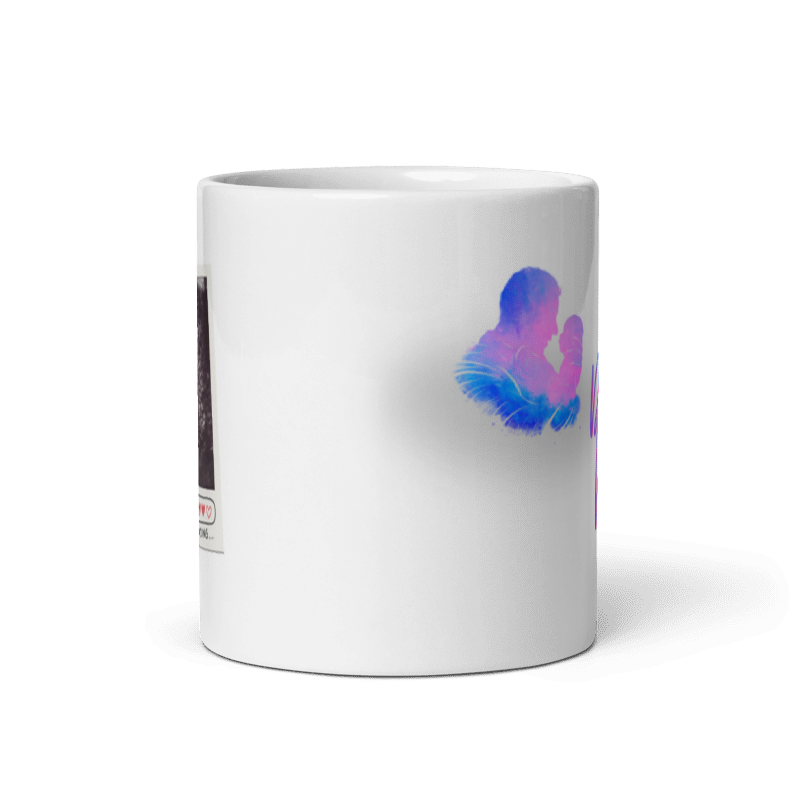 Vorderansicht einer weißen Tasse mit dem geschwungenen, blau-violetten Schriftzug „Du wirst Papa!“ und einer farbigen Aquarell-Silhouette, die einen Mann zeigt, der ein Baby hält.
