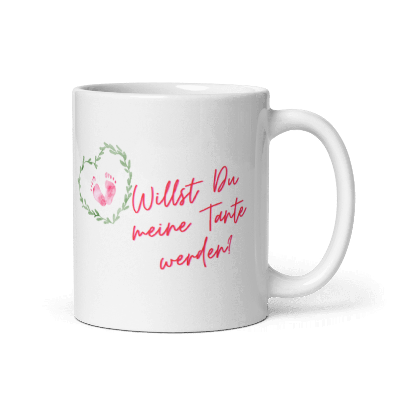 Seitenansicht einer weißen Tasse mit Henkel rechts, bedruckt mit dem pinken Spruch „Willst Du meine Tante werden?“ und einem kleinen Blätterherz mit Babyfüßen.