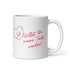 Seitenansicht einer weißen Tasse mit Henkel rechts, bedruckt mit dem pinken Spruch „Willst Du meine Tante werden?“ und einem kleinen Blätterherz mit Babyfüßen.
