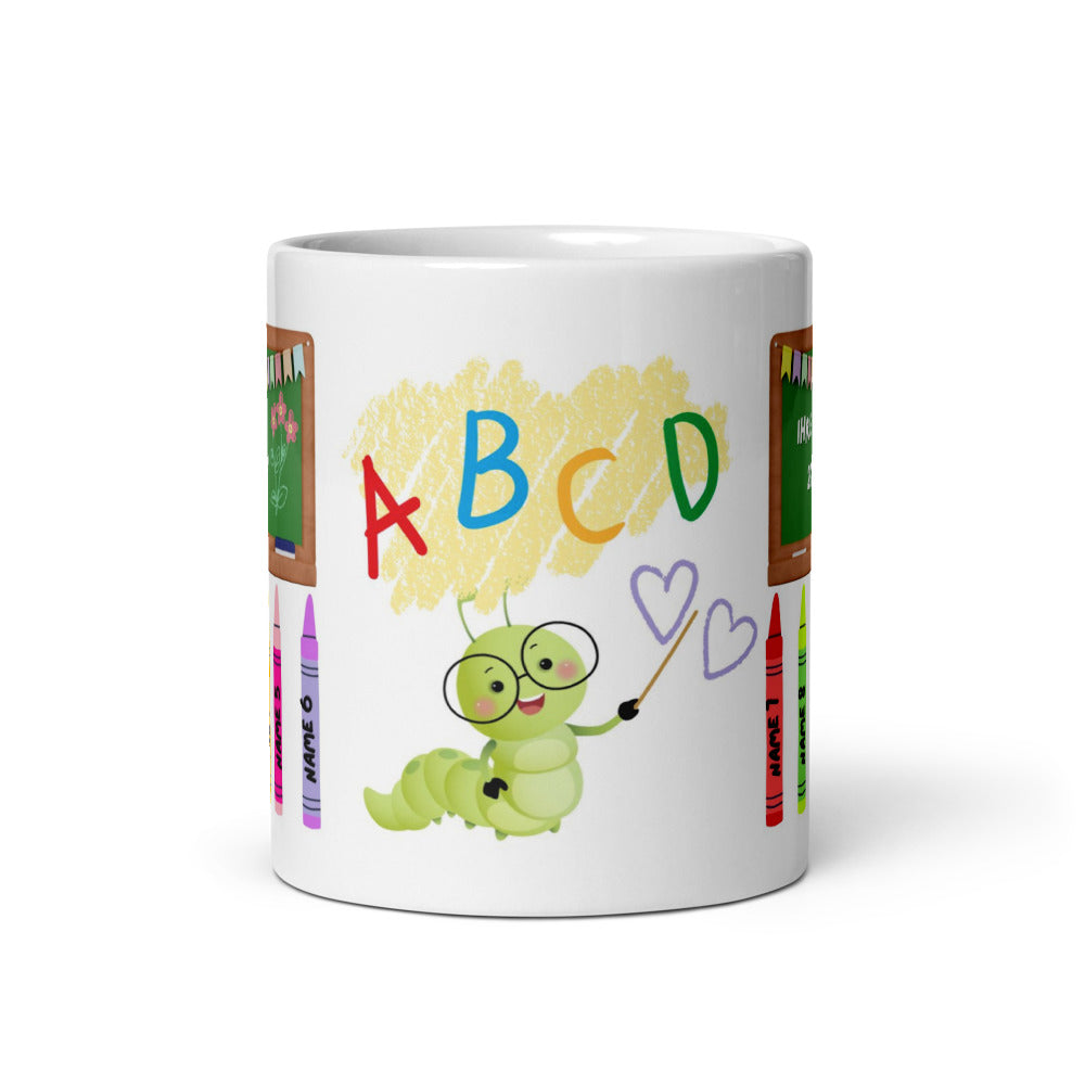 Weiße Keramiktasse für Lehrer mit einer niedlichen, zeichnenden ABC-Raupe und bunten Buchstaben, personalisierbar mit Schülernamen