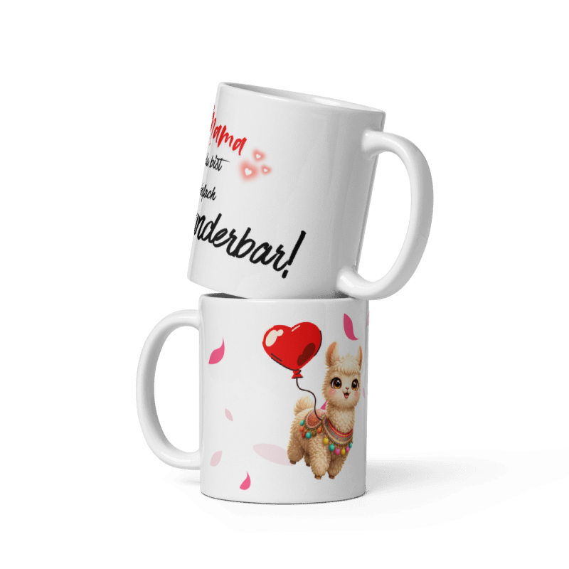 Zwei gestapelte weiße Kaffeetassen mit einem niedlichen Alpaka-Design, einem roten Herzluftballon und dem Schriftzug Mama du bist einfach wunderbar! als Geschenkidee.