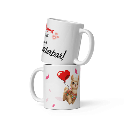 Zwei gestapelte weiße Kaffeetassen mit einem niedlichen Alpaka-Design, einem roten Herzluftballon und dem Schriftzug Mama du bist einfach wunderbar! als Geschenkidee.