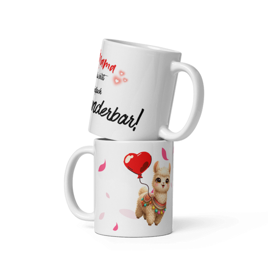 Zwei gestapelte weiße Kaffeetassen mit einem niedlichen Alpaka-Design, einem roten Herzluftballon und dem Schriftzug Mama du bist einfach wunderbar! als Geschenkidee.