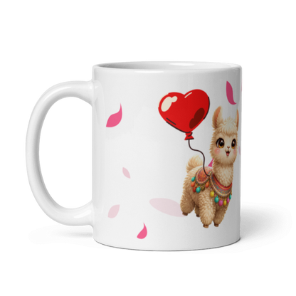 Seitenansicht einer weißen Keramiktasse mit dem Henkel links. Das Design zeigt ein niedliches Alpaka mit einem roten Herzluftballon und rosa Blütenblättern vor einem sauberen weißen Hintergrund.