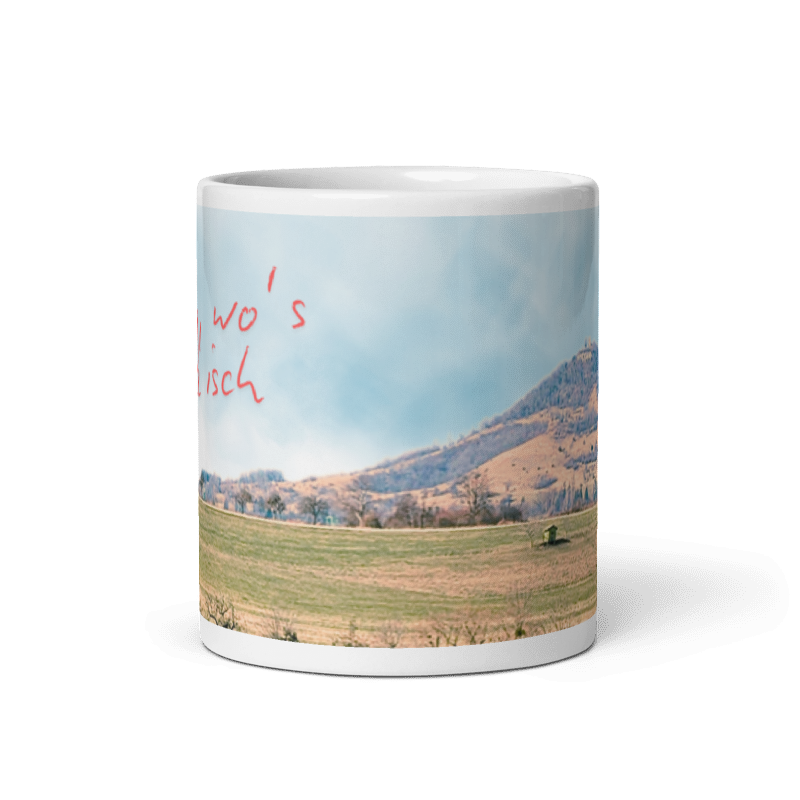 Frontalansicht der Eninger Tasse mit dem Panorama der Achalm und dem schwäbischen Spruch „I dring, wo’s schee isch“.