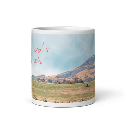 Frontalansicht der Eninger Tasse mit dem Panorama der Achalm und dem schwäbischen Spruch „I dring, wo’s schee isch“.