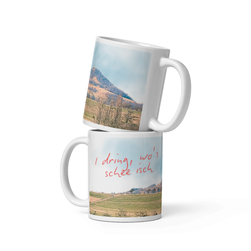 Gestapelte der Eninger Tasse mit dem Panorama der Achalm und dem schwäbischen Spruch „I dring, wo’s schee isch“.