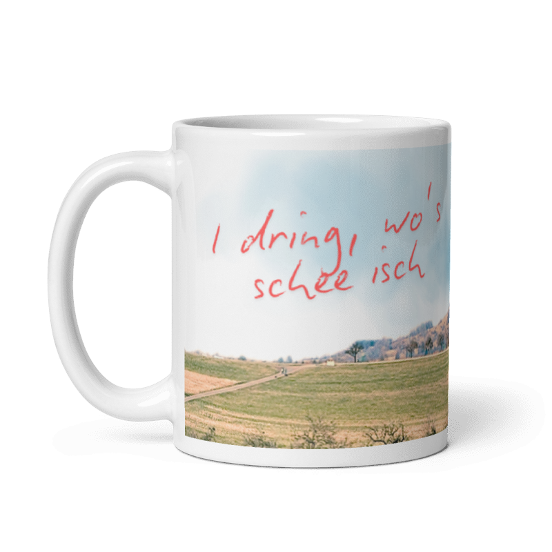 Linke Seitenansicht der Eninger Heimat-Tasse mit Achalm-Motiv und Spruch, Henkel links.