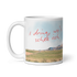 Linke Seitenansicht der Eninger Heimat-Tasse mit Achalm-Motiv und Spruch, Henkel links.