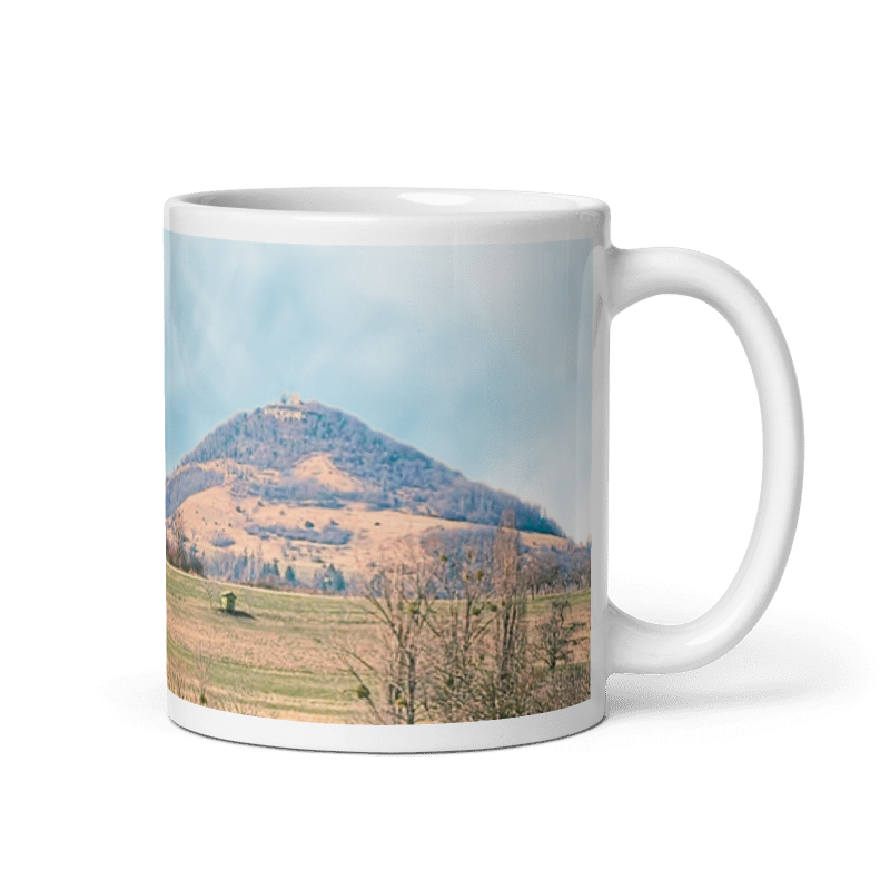 Rechte Seitenansicht der Eninger Heimat-Tasse mit Achalm-Motiv und Spruch, Henkel rechts.