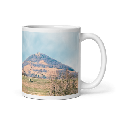 Rechte Seitenansicht der Eninger Heimat-Tasse mit Achalm-Motiv und Spruch, Henkel rechts.