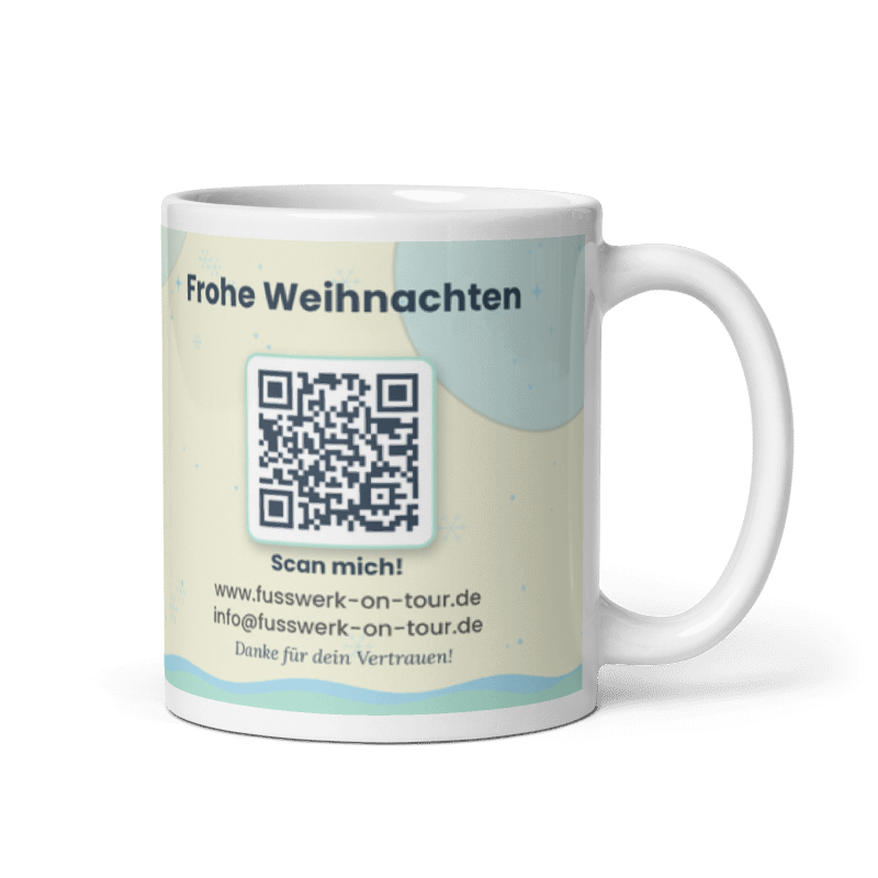 Weiße Weihnachtstasse von Fusswerk on Tour, Rückseite mit der Aufschrift "Frohe Weihnachten", QR-Code zur Homepage sowie Webadresse und E-Mail-Adresse