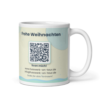 Weiße Weihnachtstasse von Fusswerk on Tour, Rückseite mit der Aufschrift "Frohe Weihnachten", QR-Code zur Homepage sowie Webadresse und E-Mail-Adresse