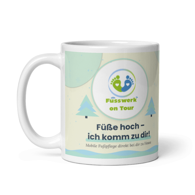 Weiße Weihnachtstasse von Fusswerk on Tour, Vorderseite mit Logo der mobilen Fußpflege, kleinen Tannen und dem Spruch "Füße hoch – ich komm zu dir!"