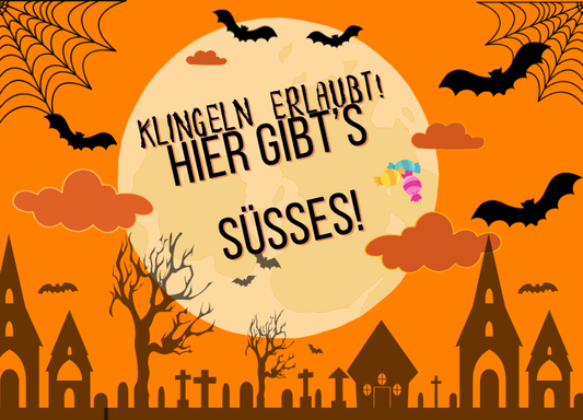 Kostenloses Halloween-Türschild zum Ausdrucken mit der Aufschrift Klingeln erlaubt! Hier gibt's Süßes! vor einem Vollmond mit Fledermäusen und Gruselschloss-Silhouette.