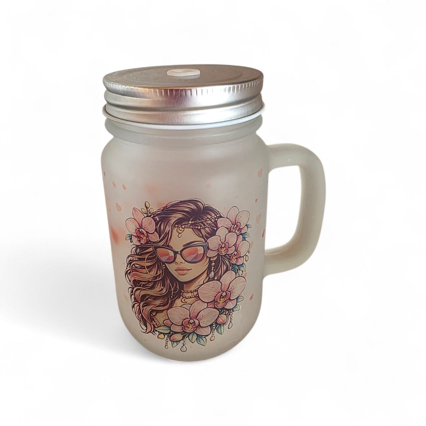 Mattiertes Henkelglas (355 ml) mit dem „Schmetterlingsmomente“-Design, das eine illustrierte Frau mit Blumen im Haar und Sonnenbrille zeigt.