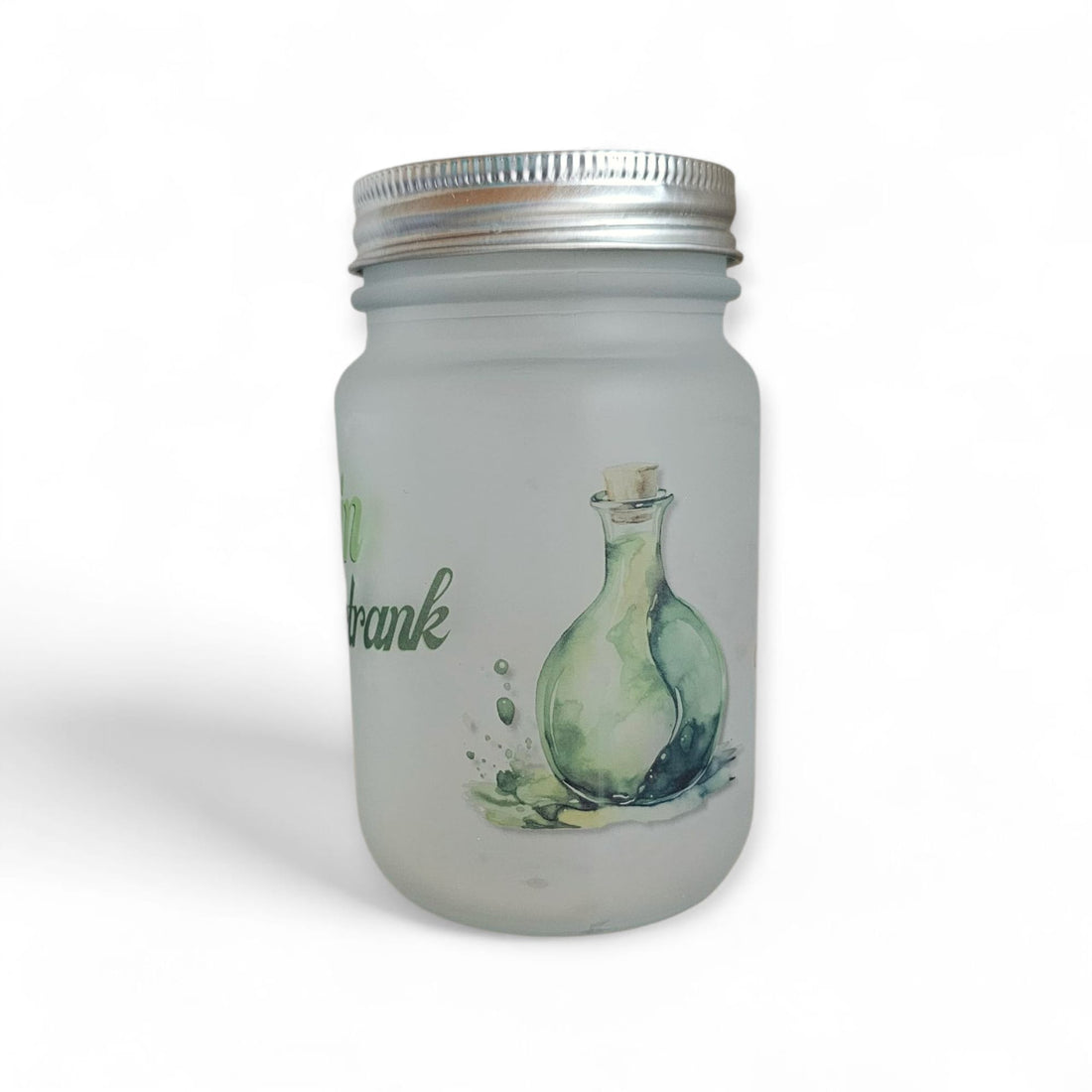 Detailaufnahme eines mattierten Trinkglases mit einer gruenen Zaubertrank-Flaschen-Illustration und einem angedeuteten Wasserspritzer-Design an der Seite.