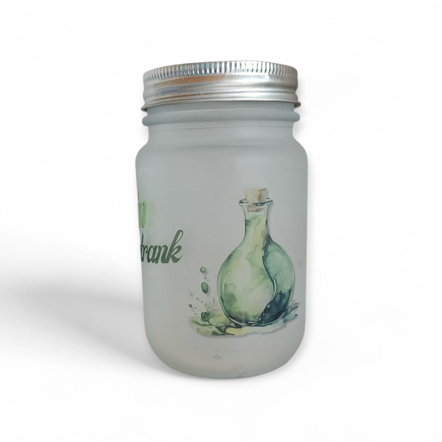 Detailaufnahme eines mattierten Trinkglases mit einer gruenen Zaubertrank-Flaschen-Illustration und einem angedeuteten Wasserspritzer-Design an der Seite.
