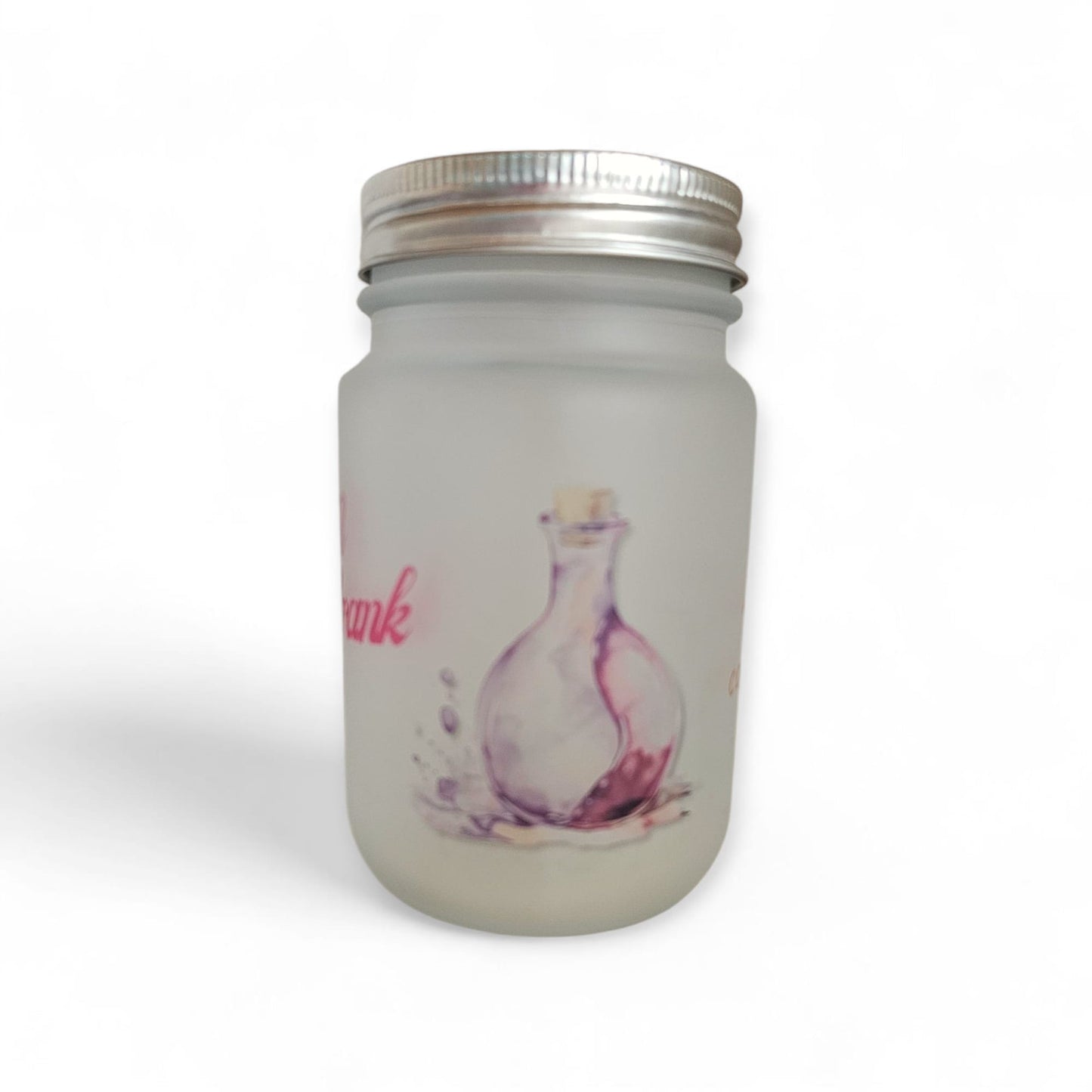 Detailaufnahme eines mattierten Trinkglases mit einer pinken Zaubertrank-Flaschen-Illustration und einem angedeuteten Wasserspritzer-Design an der Seite.
