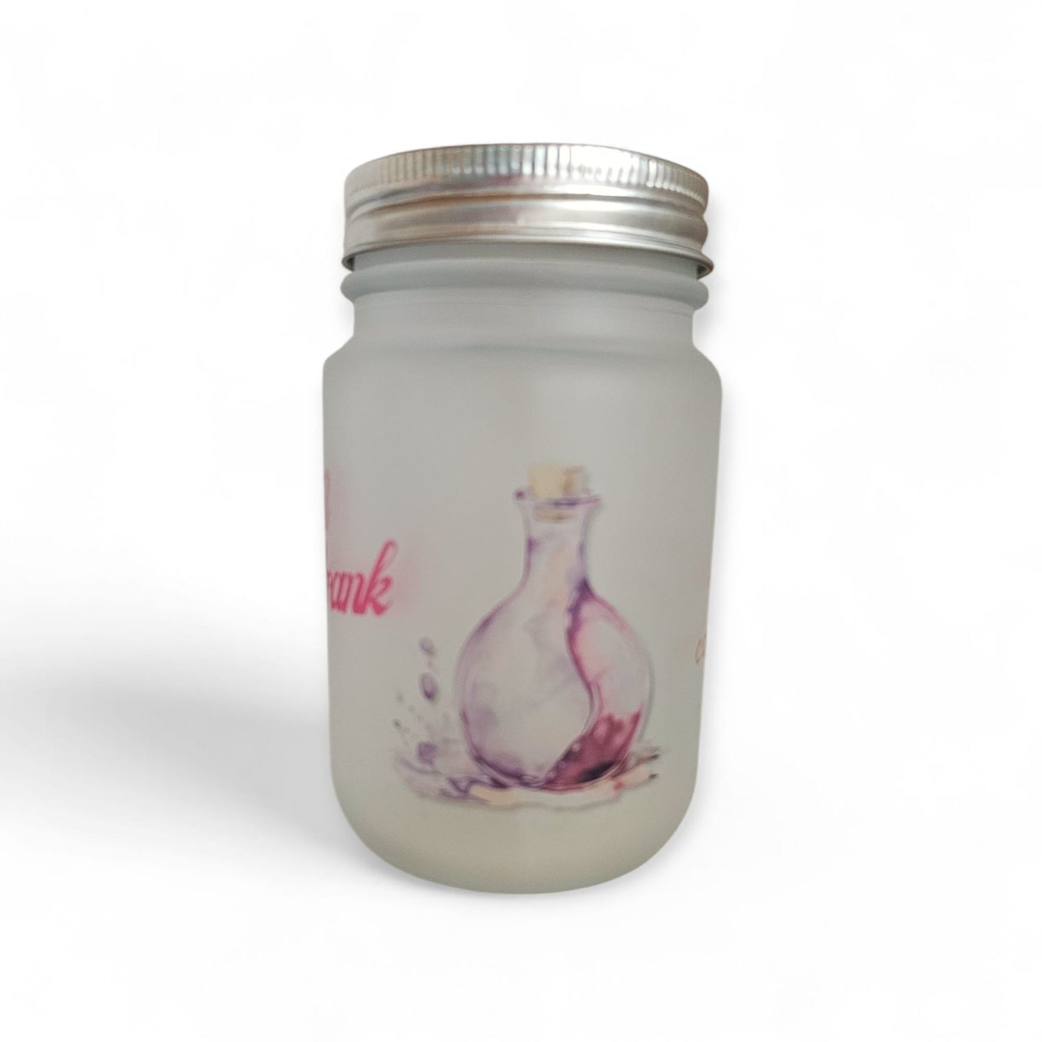 Detailaufnahme eines mattierten Trinkglases mit einer pinken Zaubertrank-Flaschen-Illustration und einem angedeuteten Wasserspritzer-Design an der Seite.