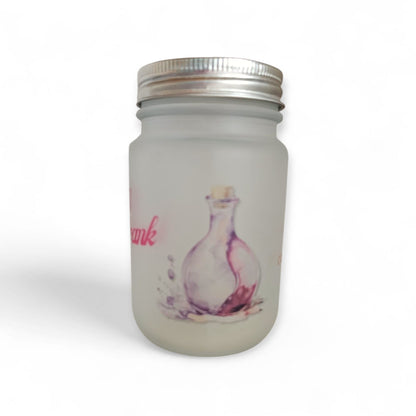Detailaufnahme eines mattierten Trinkglases mit einer pinken Zaubertrank-Flaschen-Illustration und einem angedeuteten Wasserspritzer-Design an der Seite.