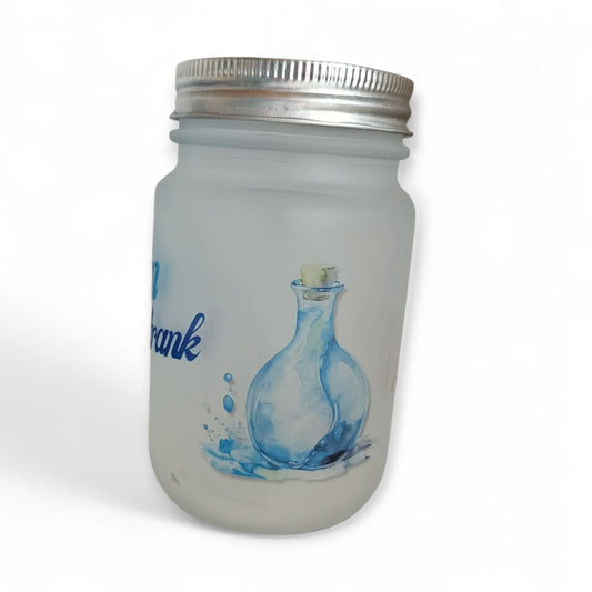 Detailaufnahme eines mattierten Trinkglases mit einer blauen Zaubertrank-Flaschen-Illustration und einem angedeuteten Wasserspritzer-Design an der Seite.