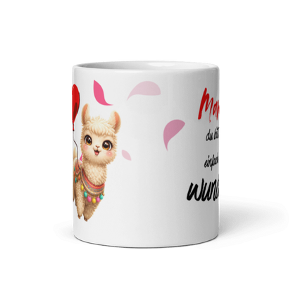 Einzelansicht einer weißen Keramiktasse mit einem niedlichen, flauschigen Lama, das einen roten Herzluftballon hält, und dem Schriftzug "Mama, du bist einfach wunderbar!" mit kleinen schwebenden Herzen.