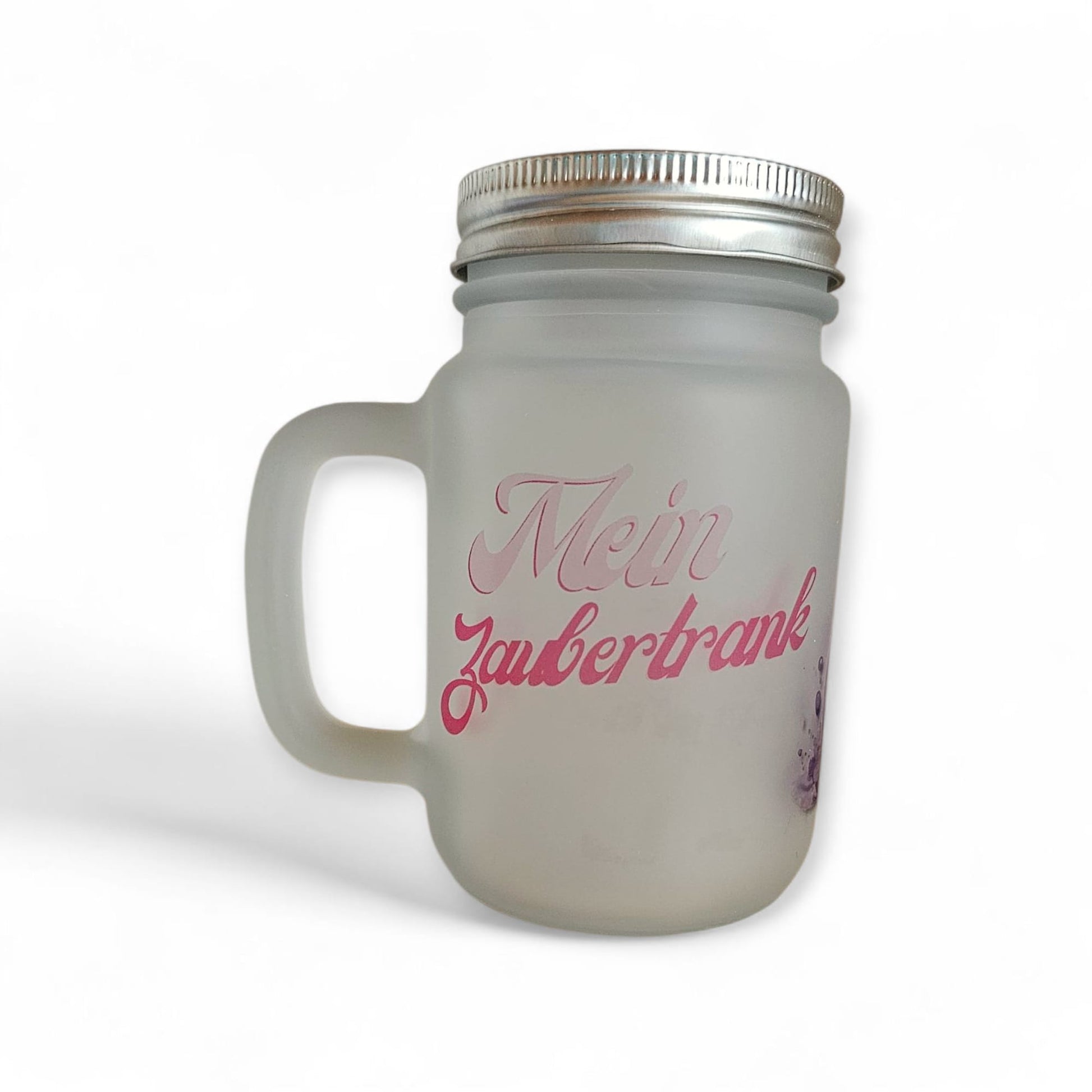 Ein elegantes, mattiertes Trinkglas mit Henkel und silberfarbenem Schraubdeckel, das mittig mit dem Schriftzug „Mein Zaubertrank“ in pinken Buchstaben bedruckt ist.