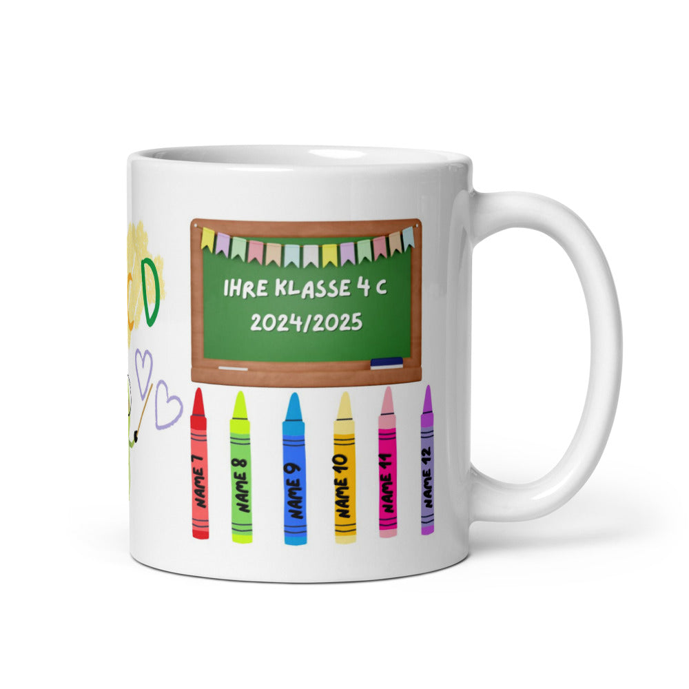 Weiße Keramiktasse als Abschiedsgeschenk für Lehrer, bedruckt mit einer Schultafel, bunten Wachsmalstiften und individualisierbaren Schülernamen.