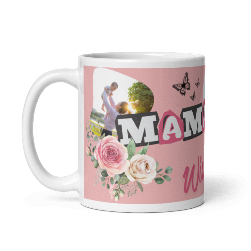 Einzelansicht einer weißen personalisierten Fototasse für Mamas mit dem Henkel auf der linken Seite. Zu sehen ist das florale Pfingstrosen-Design, Schmetterlinge und der Beginn des Schriftzugs Wir lieben dich.