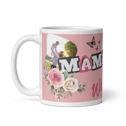 Einzelansicht einer weißen personalisierten Fototasse für Mamas mit dem Henkel auf der linken Seite. Zu sehen ist das florale Pfingstrosen-Design, Schmetterlinge und der Beginn des Schriftzugs Wir lieben dich.
