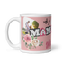 Einzelansicht einer weißen personalisierten Fototasse für Mamas mit dem Henkel auf der linken Seite. Zu sehen ist das florale Pfingstrosen-Design, Schmetterlinge und der Beginn des Schriftzugs Wir lieben dich.