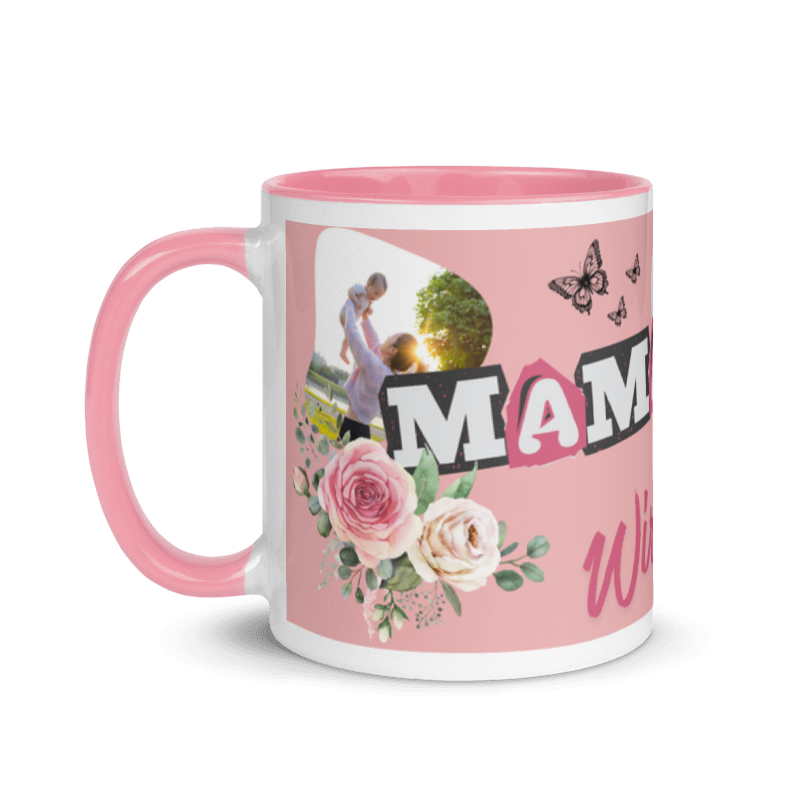 Rosa personalisierte Kaffeetasse mit einem Foto in Herzform, dem Schriftzug MAMA im Zeitungsstil und floralen Rosen-Illustrationen mit Schmetterlingen.